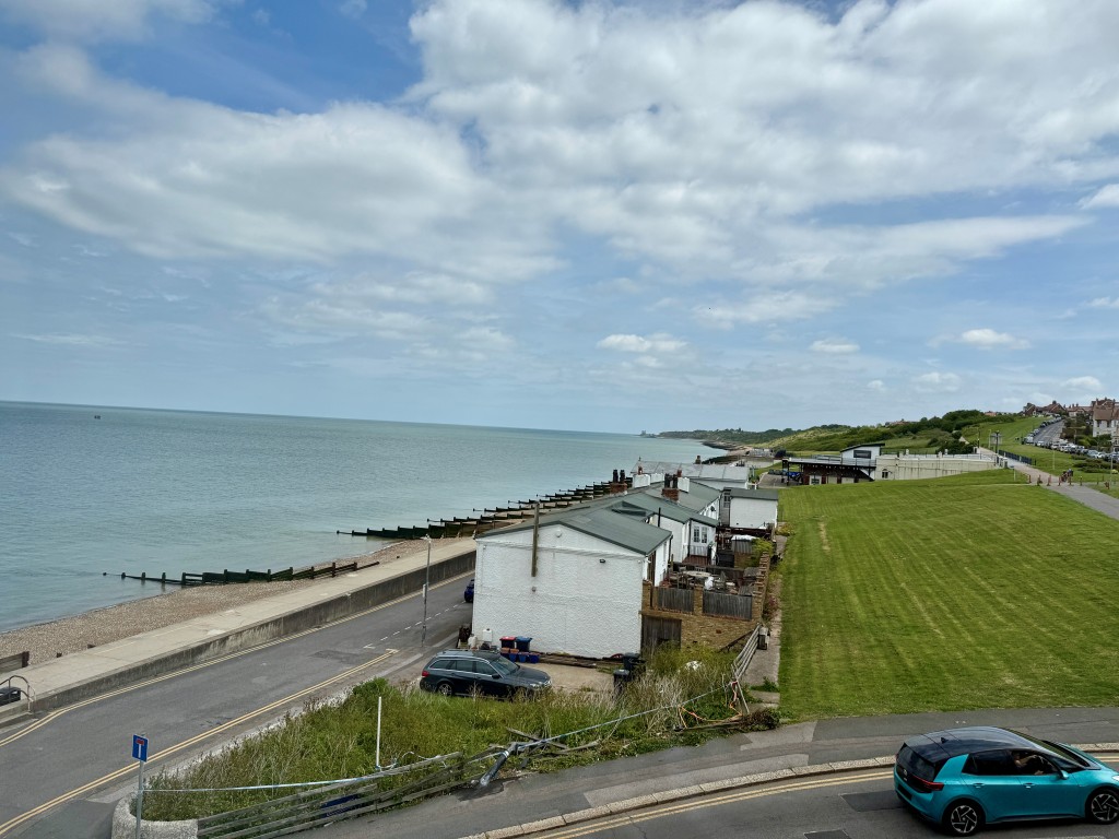 Lot: 58 - TWO-BEDROOM FLAT WITH VIEWS AND SHARE OF FREEHOLD - View from living room